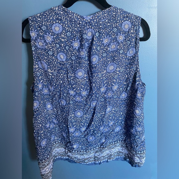 Sleeveless plus size blouse - Picture 2 of 3